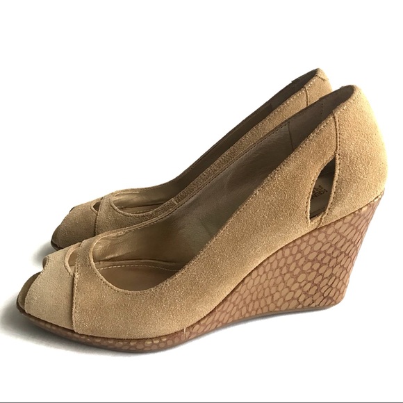 Kenneth Cole Women Sz 7.5 Tan Suede Wedge Peep Toe - Picture 3 of 8